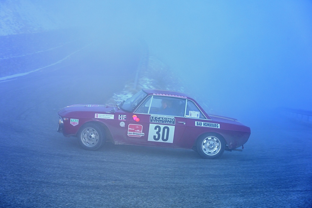 Kenneth Kruse Simonsen og Otto Kristensen har haft en fejlfri dag i deres Lancia Fulvia 1.3 HF fra 1968 og er avanceret fra nr. 29 til nr. 21 i Rallye Monte-Carlo Historique trods en ærtesuppe af tåge.
(Foto: Michael Eisenberg)
